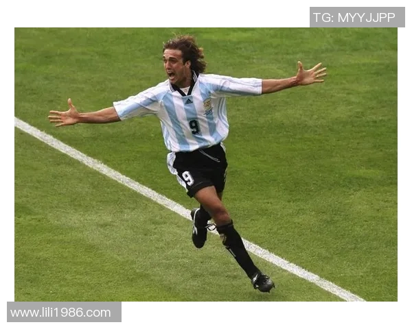 世界足坛传奇人物盘点：最具影响力的球星及其辉煌成就解析